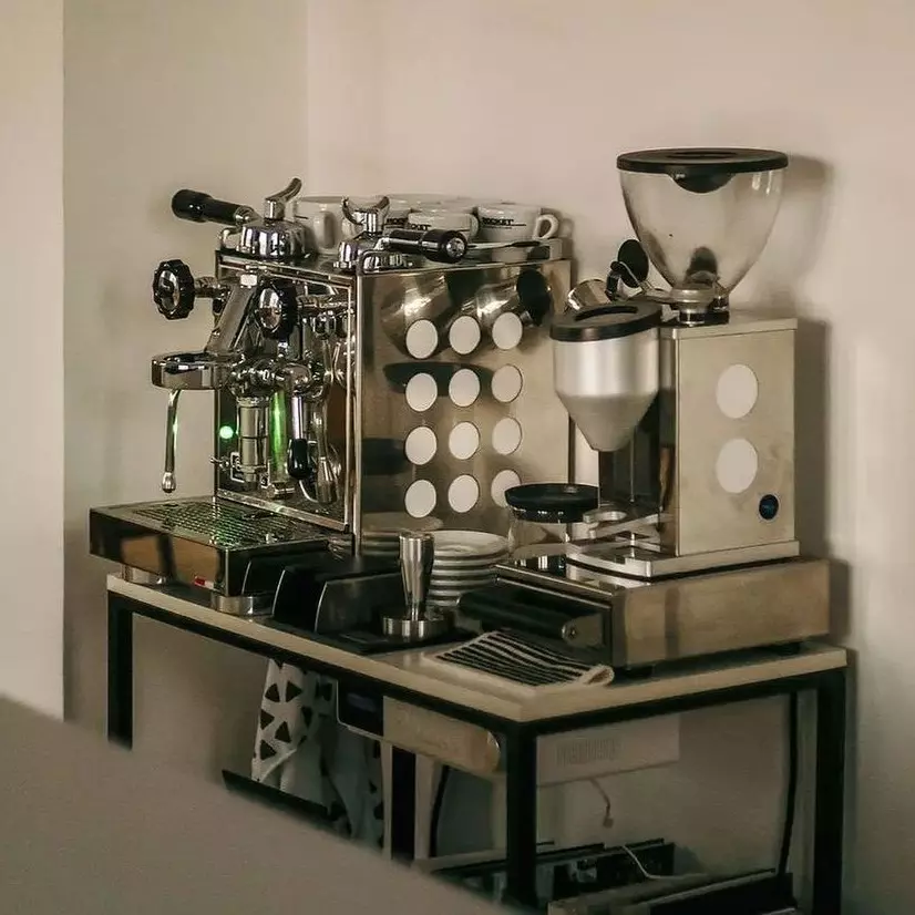 Domácí mlýnek na kávu Rocket Espresso Fausto bílý. Zdroj obrázku: Rocket Espresso Domácí mlýnek na kávu Rocket Espresso Fausto bílý.